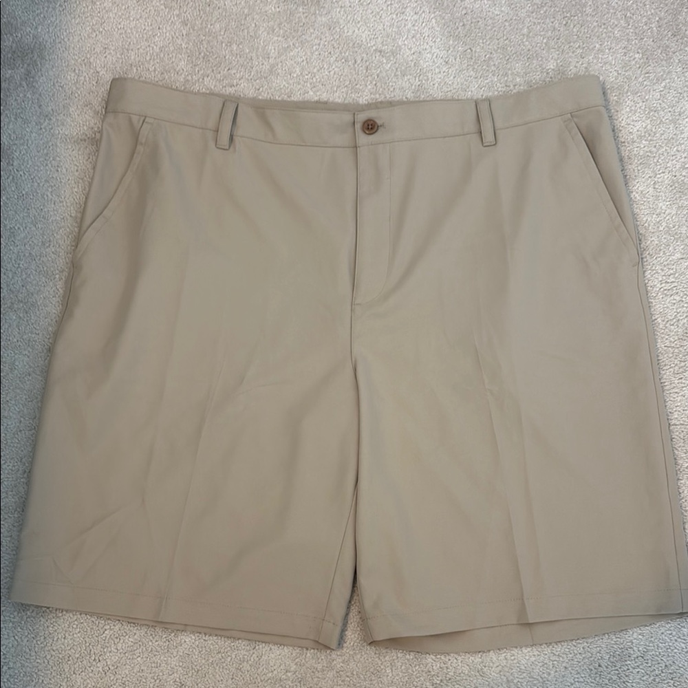 NWOT Men’s IZOD 44 waist khaki golf shorts.